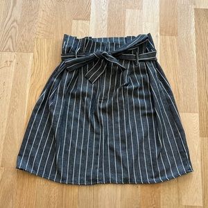 L Love Grey Striped Paperbag Skirt - Size Medium *Great Condition*